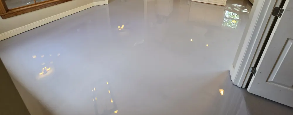 Light gray high-gloss epoxy design finish in Baton Rouge
